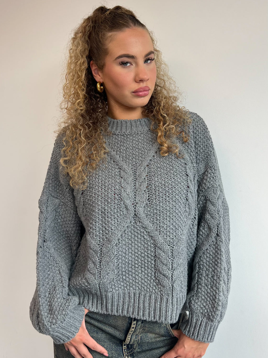 CABLE KNIT GREY