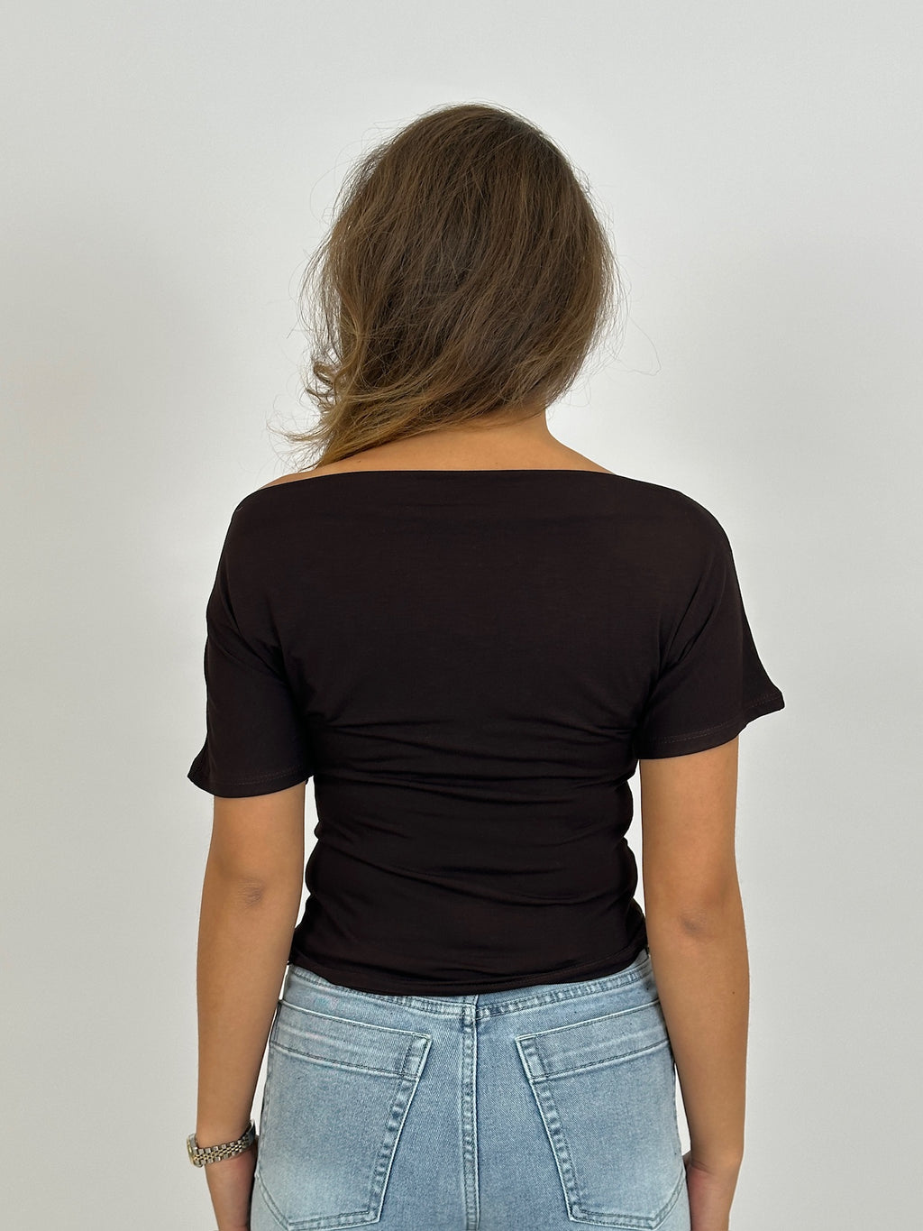 OFFSHOULDER SNATCHED TOP CHOCO