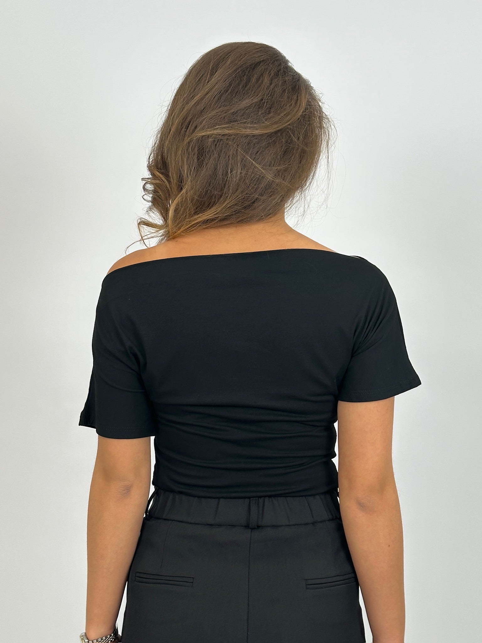 OFFSHOULDER SNATCHED TOP BLACK