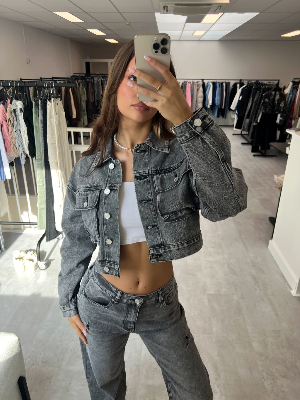 GREY WASH DISTRESSED JEANS