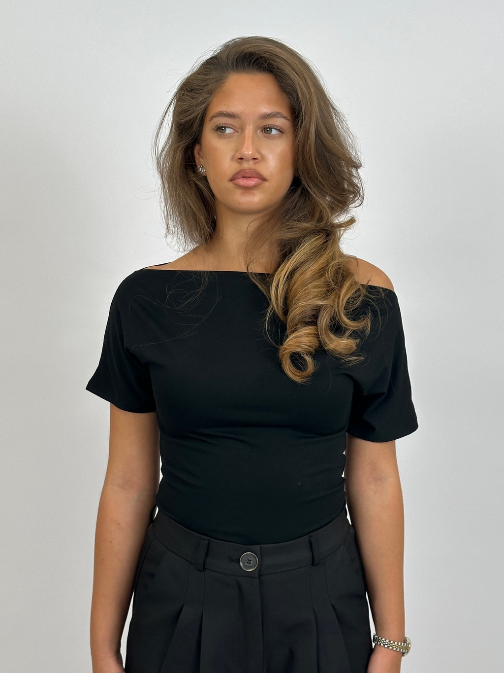 OFFSHOULDER SNATCHED TOP BLACK