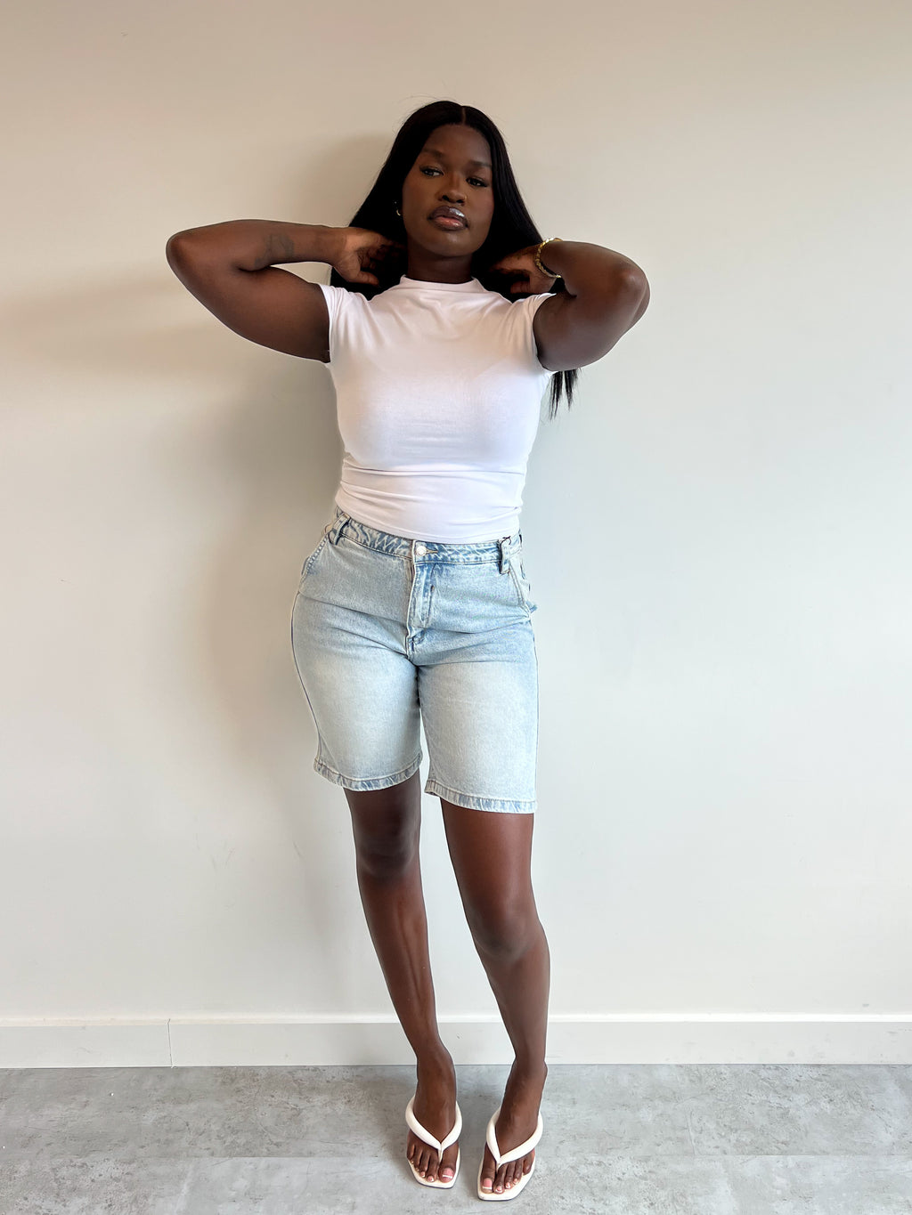 FITTED STRETCH DENIM SHORT