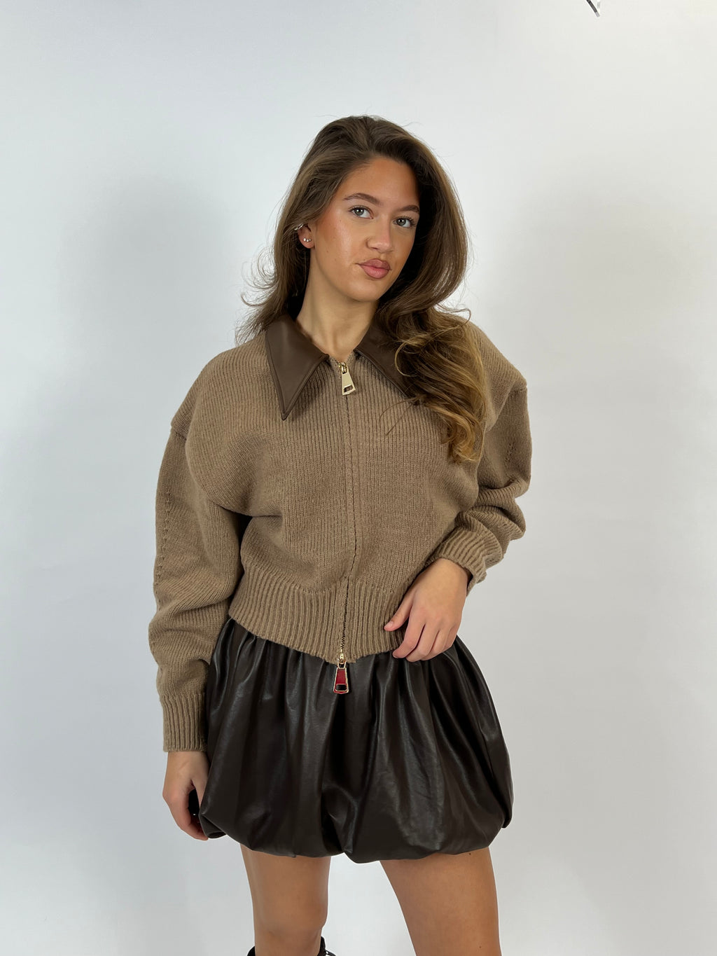 LEATHER COLLAR ZIP VEST BEIGE