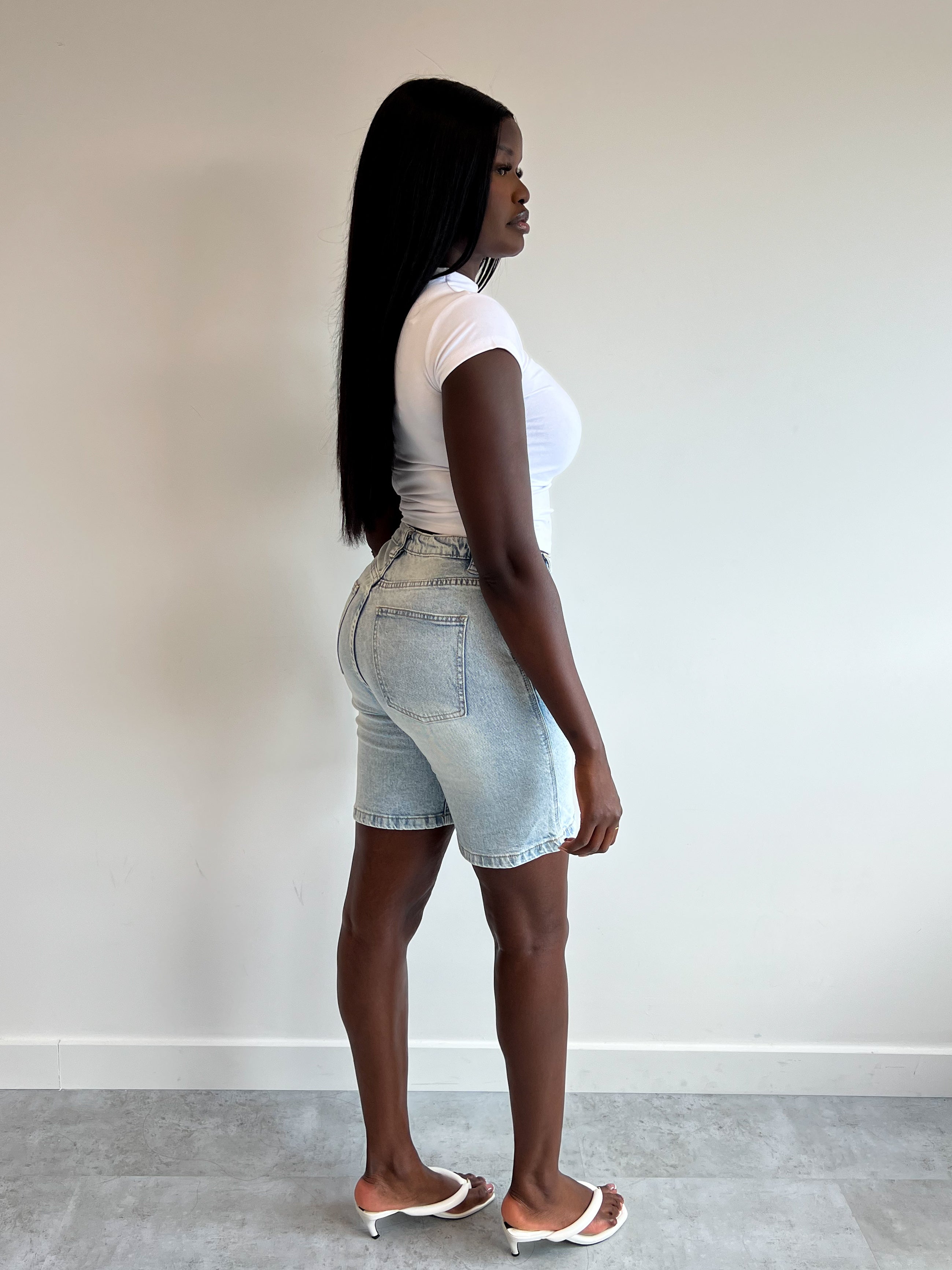 FITTED STRETCH DENIM SHORT