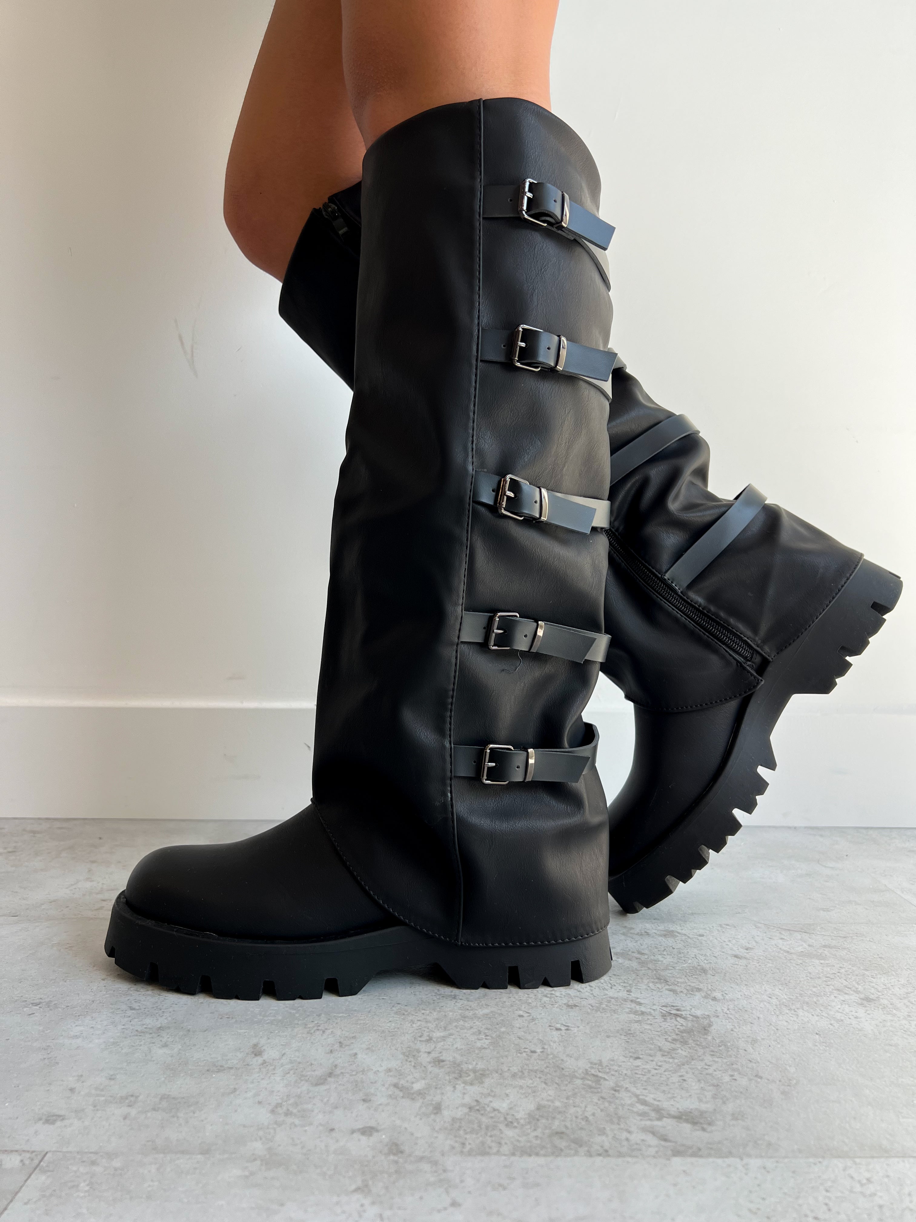 BUCKLE UP BOOTS BLACK