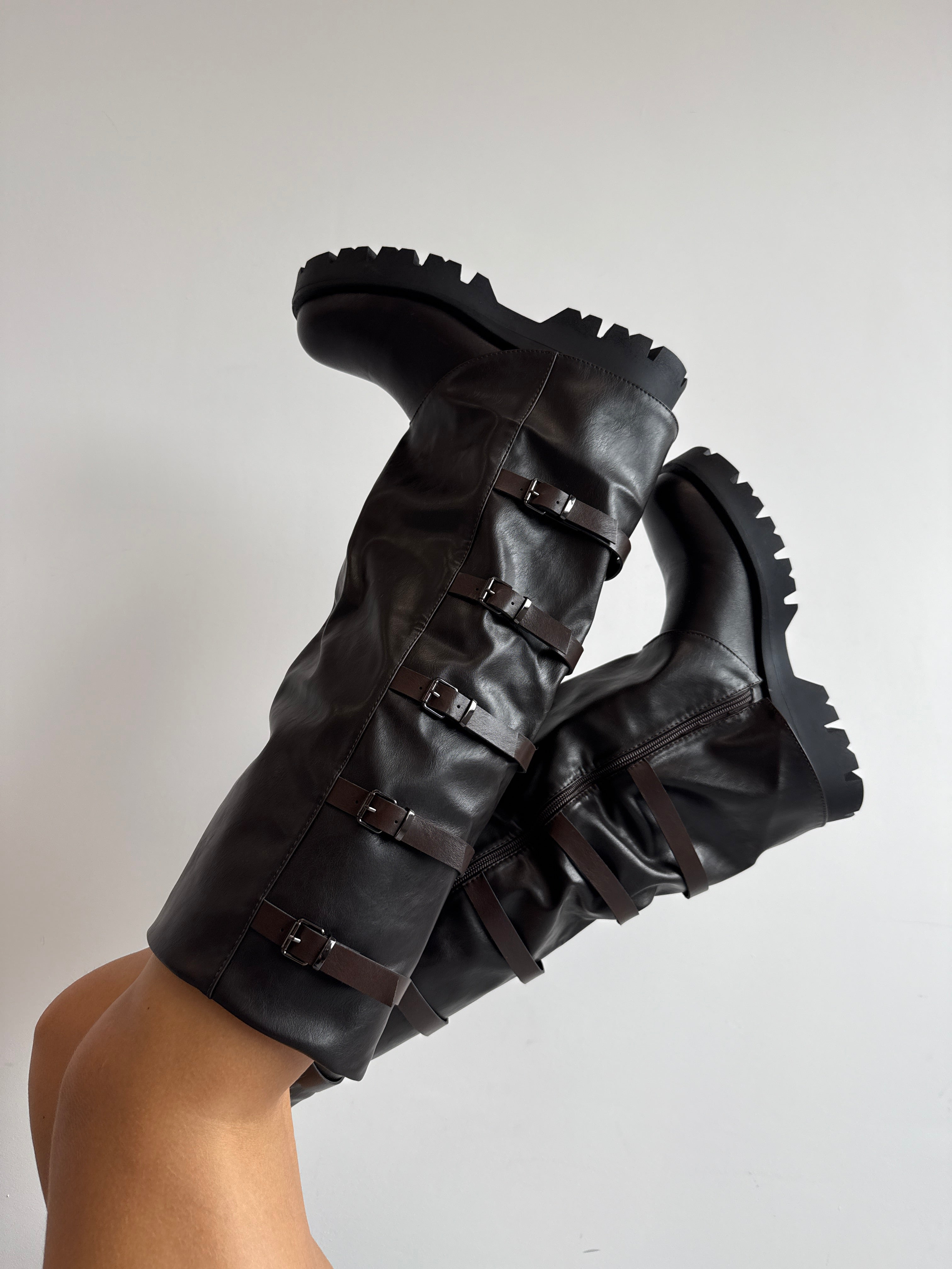 BUCKLE UP BOOTS BROWN