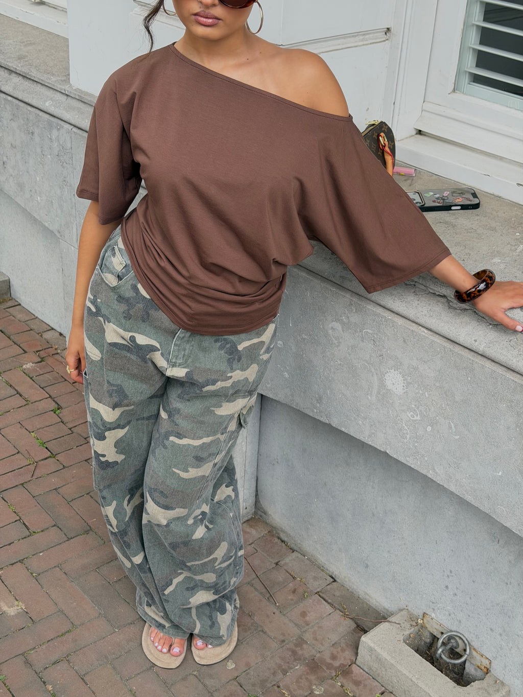 FLOWY TEE BROWN