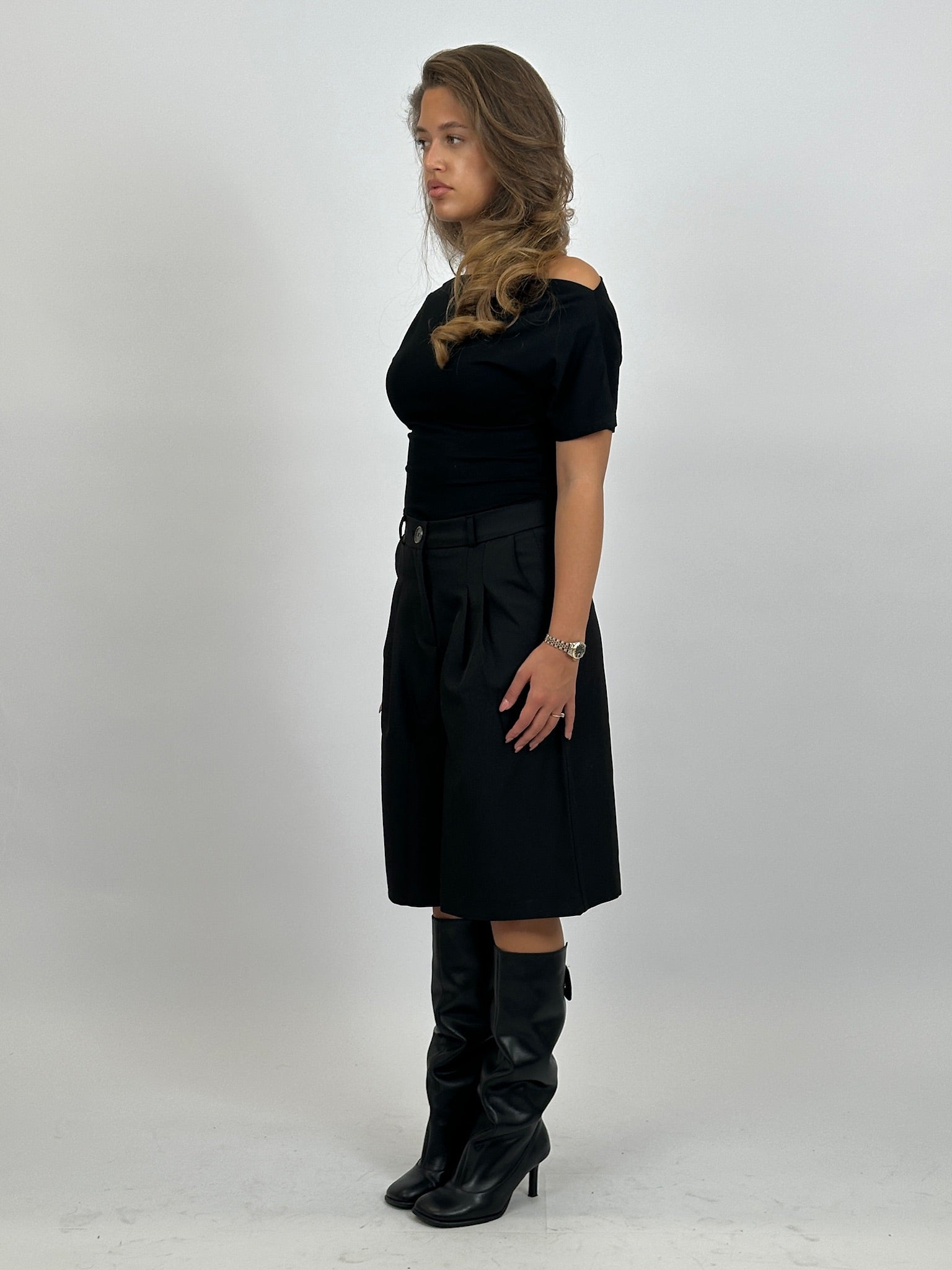 OFFSHOULDER SNATCHED TOP BLACK