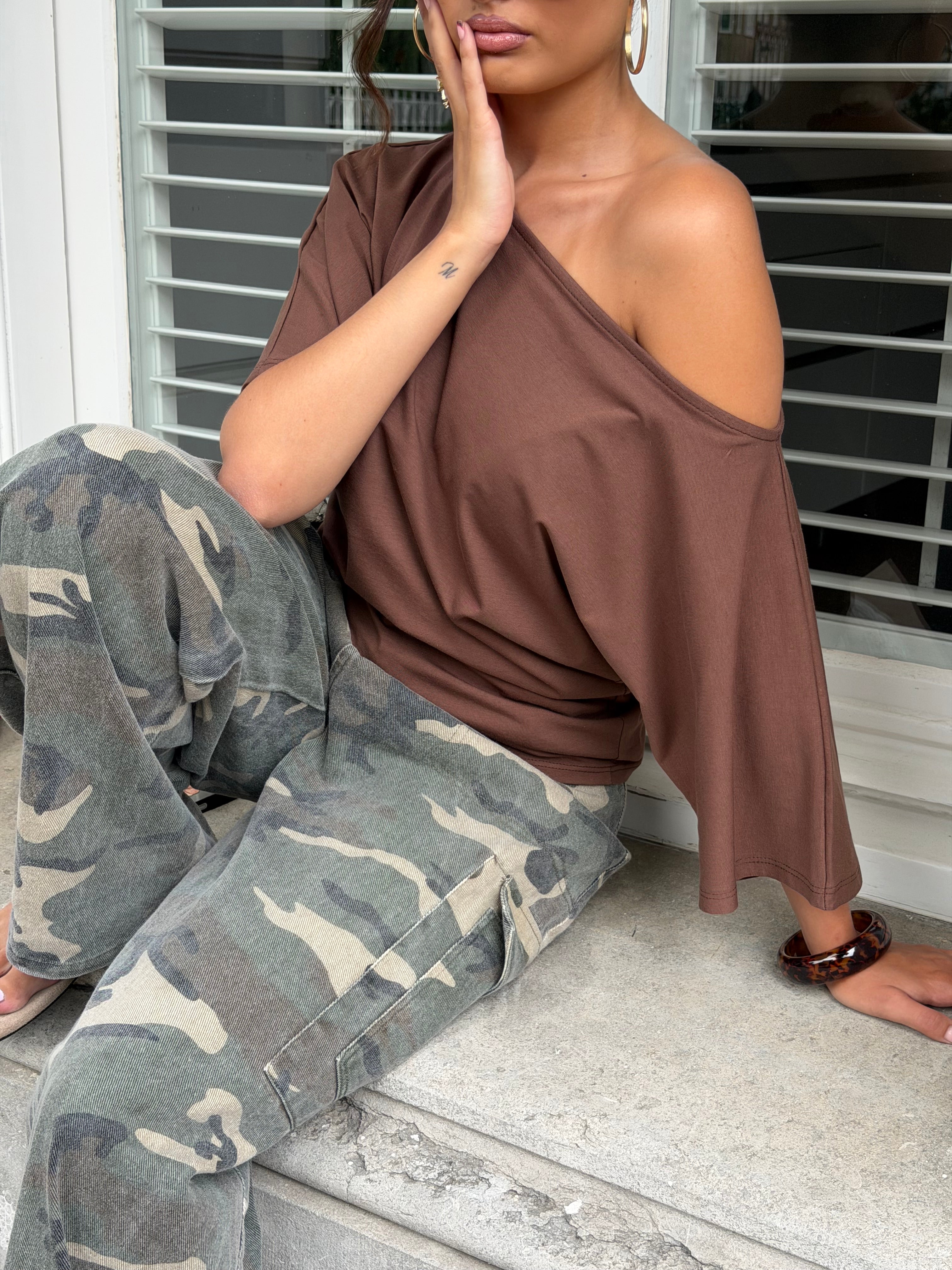 FLOWY TEE BROWN