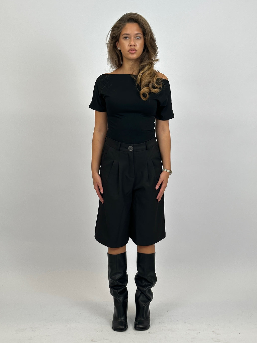 OFFSHOULDER SNATCHED TOP BLACK