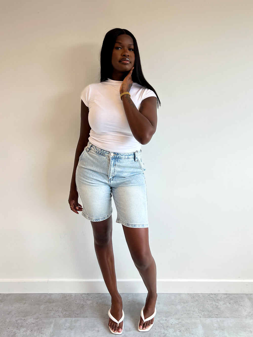 FITTED STRETCH DENIM SHORT