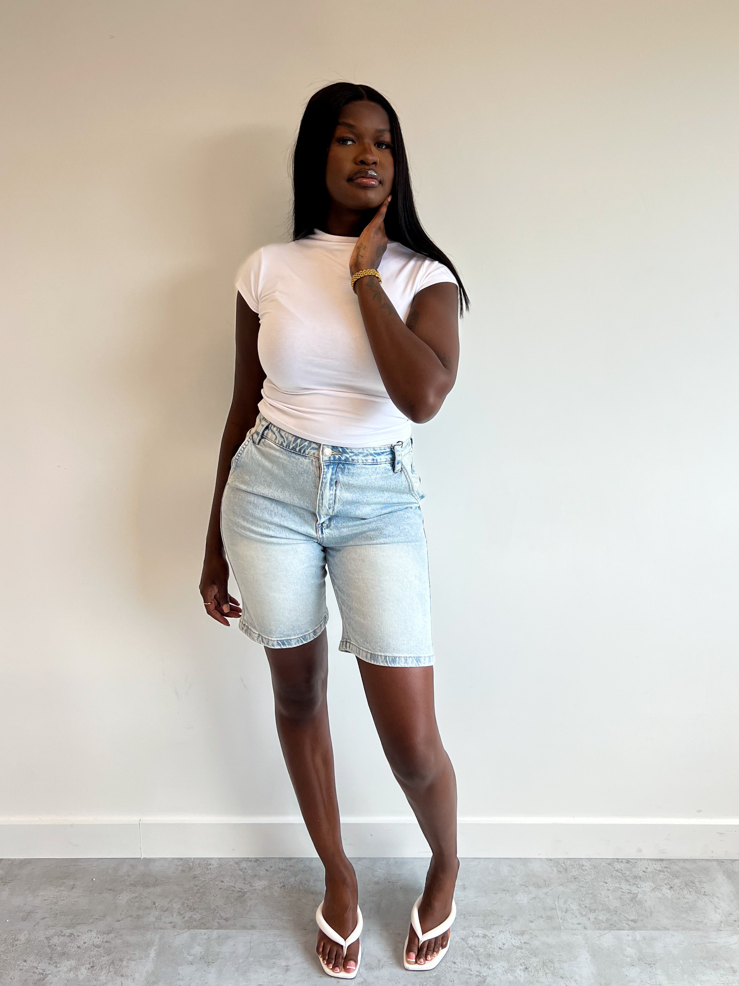 FITTED STRETCH DENIM SHORT