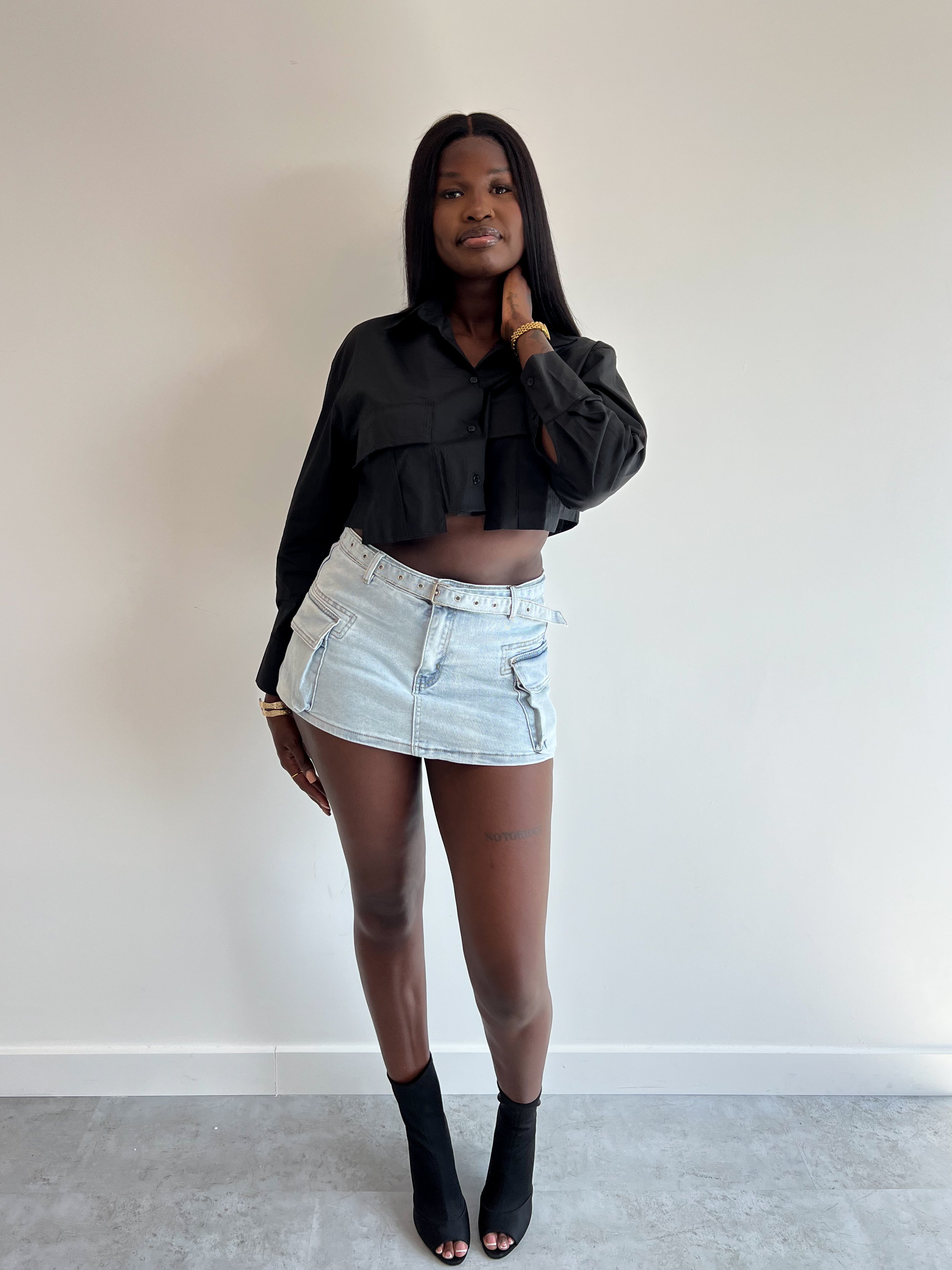 BELTED STRETCH DENIM SKORT