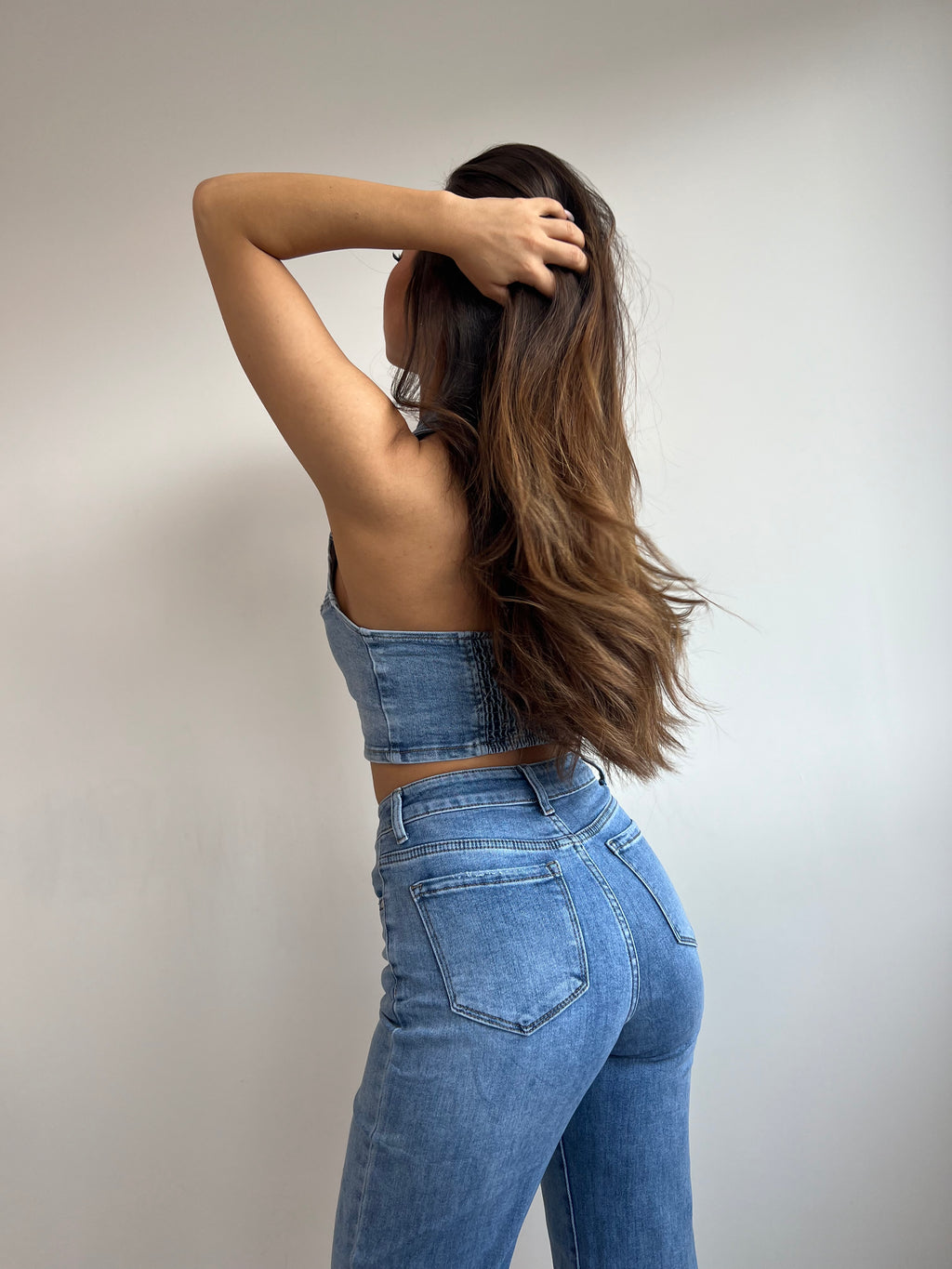 DENIM-TOP MIT OFFENEM RÜCKEN 693