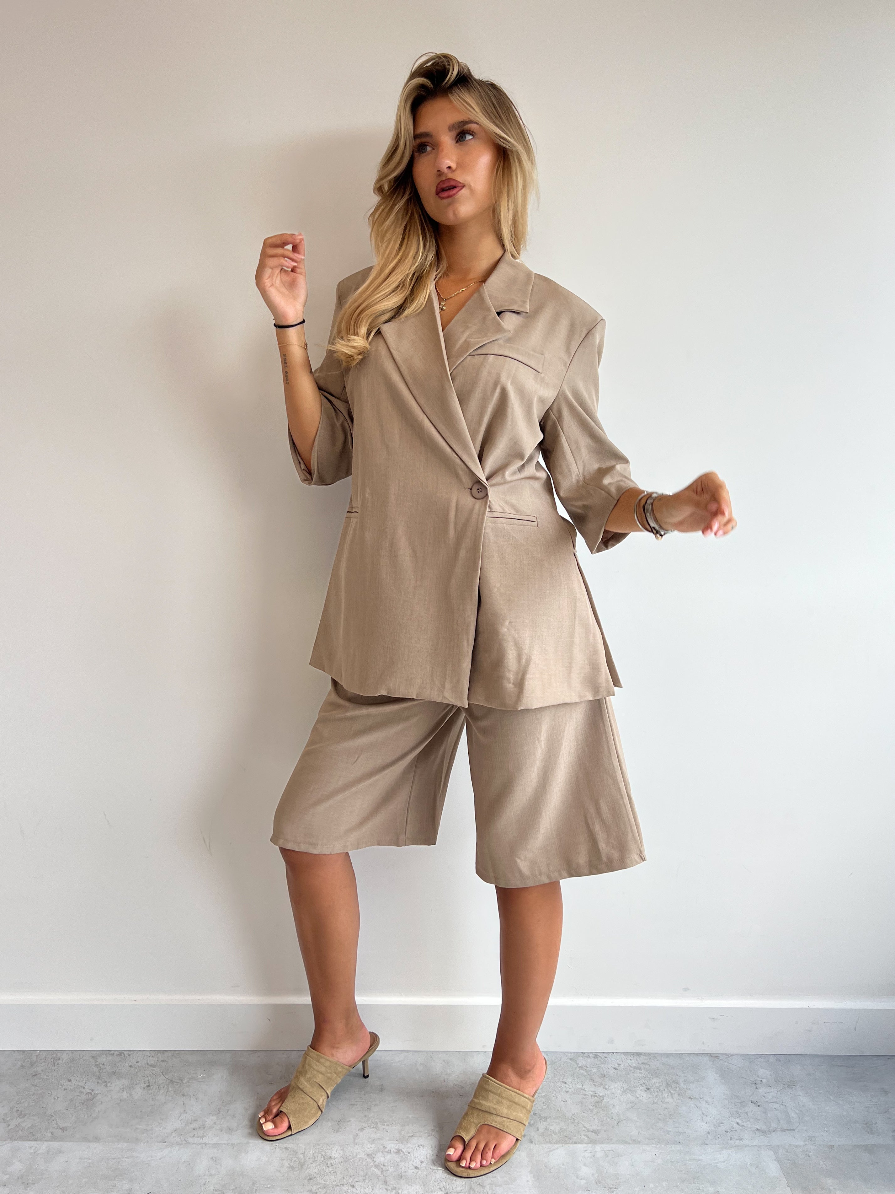 BIANCA BLAZER+JORT SET TAUPE