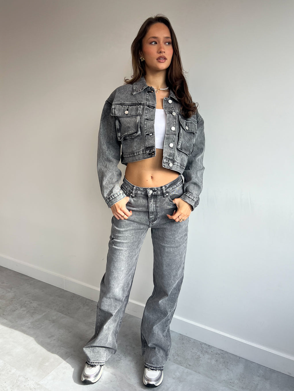 GREY WASH DISTRESSED JEANS