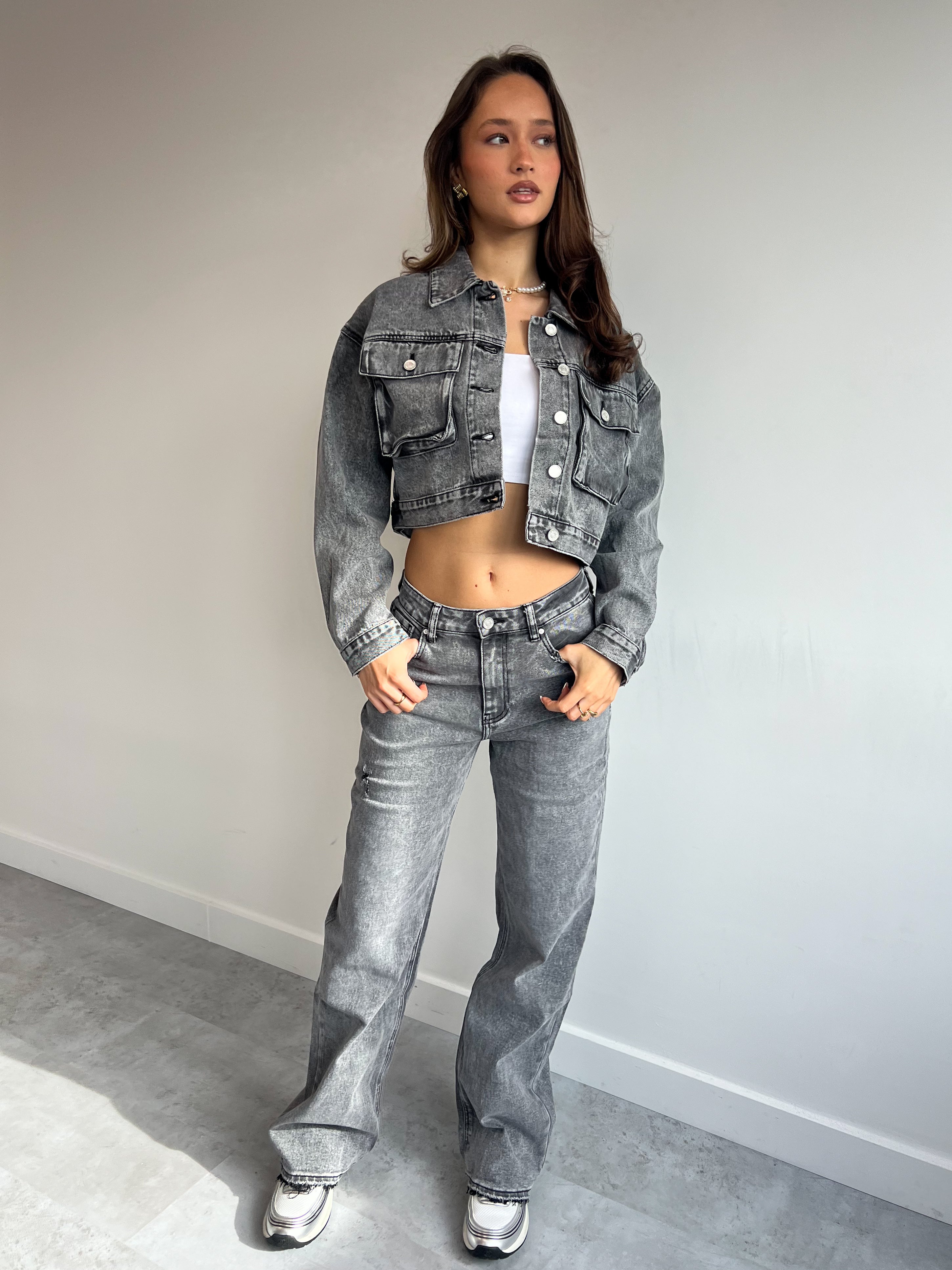 GREY WASH DISTRESSED JEANS