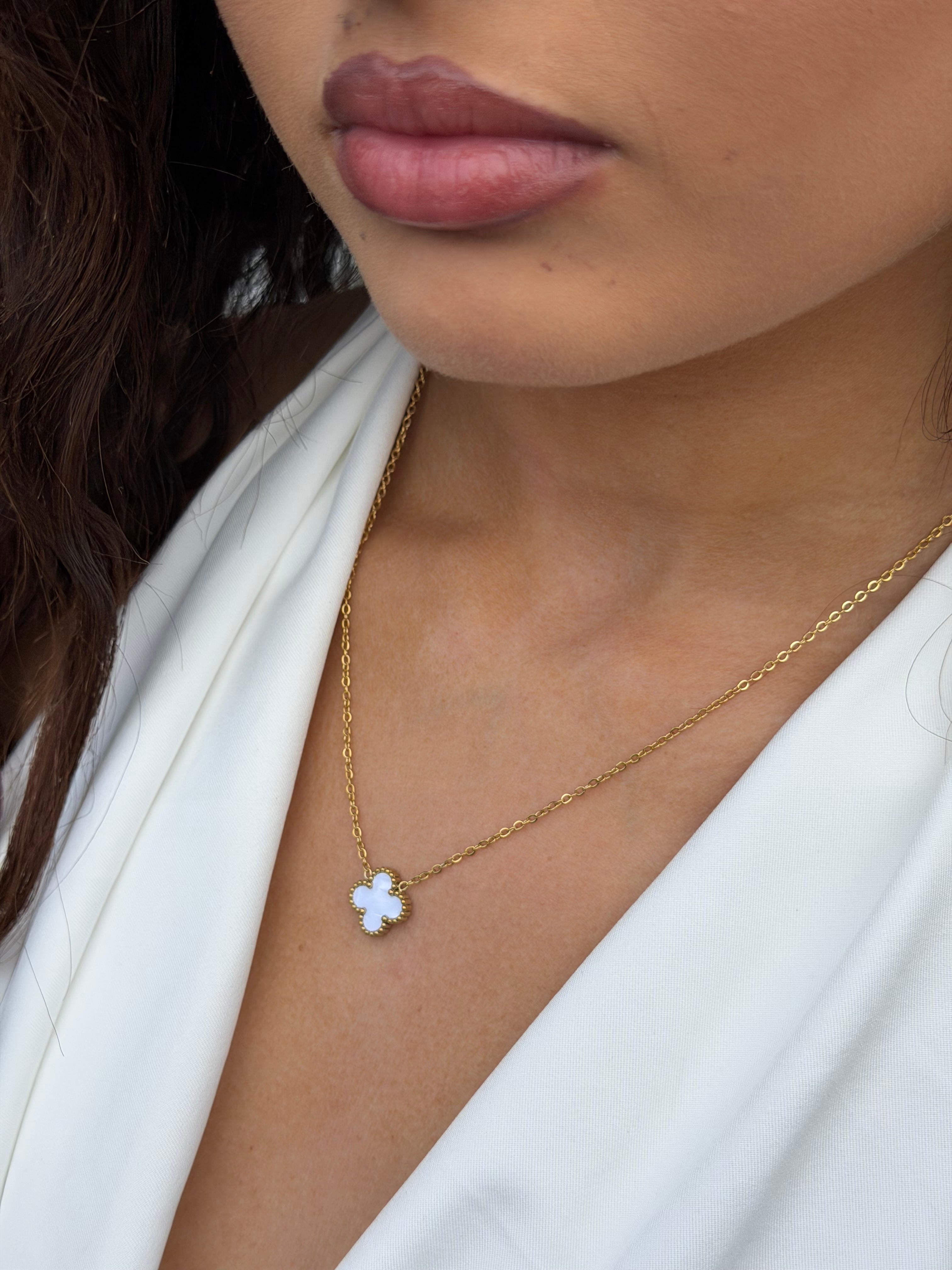 CLOVER NECKLACE WHITE